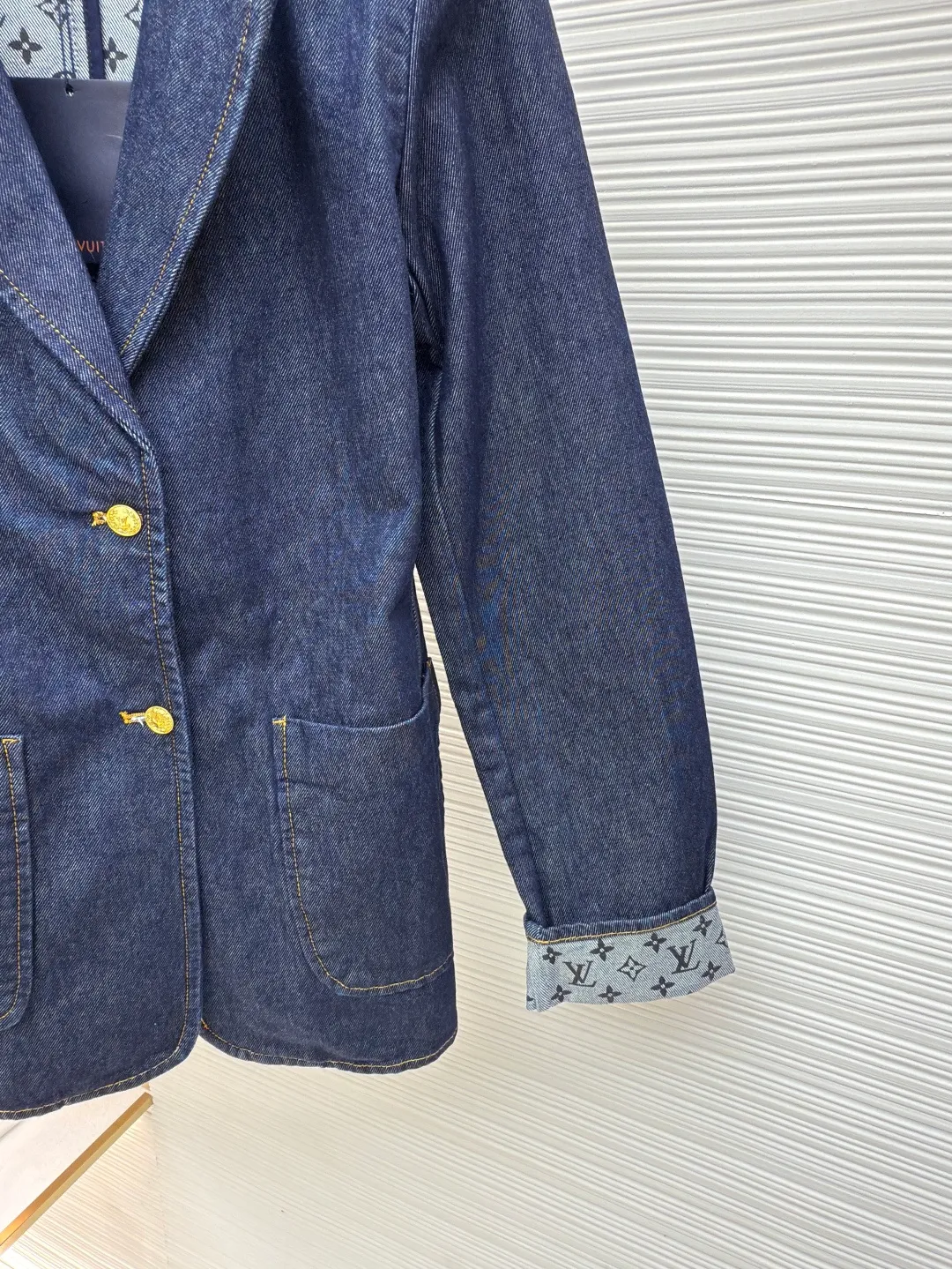 LOUIS VUITTON Dark blue logo cuffed denim jacket [Women's clothing] ●Authentic product: Purchased and developed by 18528 ●Item number: 1680635-B60 ●Fabric: Denim denim ●Technology: Made on positioning cutting machine ●Version: Fitted version ●Weight: about 860 grams ●Size: 36-38-40 ●Description: This mini shorts is cut with seasonal deep-washed denim to create a neat straight fit. Contrasting topstitching outlines the classic structural lines, and the cuffed trousers reveal the Monogram printed lining, upgrading your daily look. The overall wiring is straight and delicate, the fabric is comfortable and soft, and the color is consistent without color difference. It can be matched with the same style to create a fashionable look and control various occasions. Customized accessories, complete with three standards, same style for men and women!